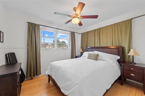 House in Hollywood, Florida 3 bedrooms, 133.69 sq.m. № 1955854 - photo 22