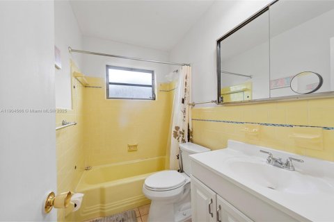 House in Hollywood, Florida 3 bedrooms, 133.69 sq.m. № 1955854 - photo 27