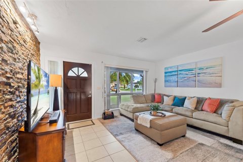 House in Hollywood, Florida 3 bedrooms, 133.69 sq.m. № 1955854 - photo 8