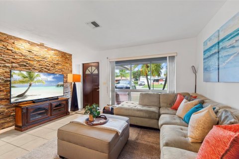 House in Hollywood, Florida 3 bedrooms, 133.69 sq.m. № 1955854 - photo 10