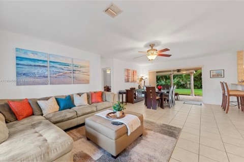 House in Hollywood, Florida 3 bedrooms, 133.69 sq.m. № 1955854 - photo 11