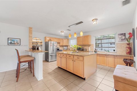 House in Hollywood, Florida 3 bedrooms, 133.69 sq.m. № 1955854 - photo 14