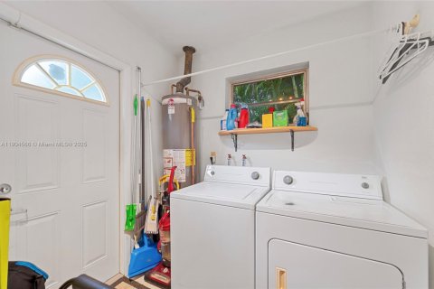 House in Hollywood, Florida 3 bedrooms, 133.69 sq.m. № 1955854 - photo 19