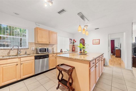 House in Hollywood, Florida 3 bedrooms, 133.69 sq.m. № 1955854 - photo 17