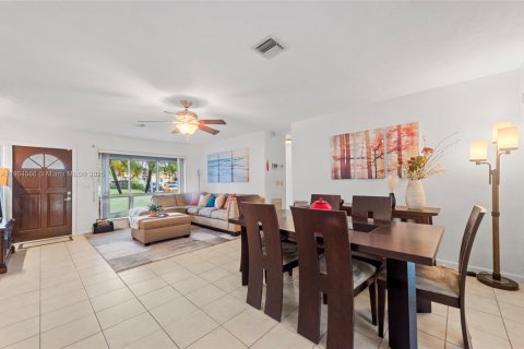 House in Hollywood, Florida 3 bedrooms, 133.69 sq.m. № 1955854 - photo 9