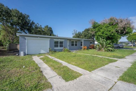 Villa ou maison à vendre à Palm Bay, Floride: 3 chambres, 157.93 m2 № 2435475 - photo 2