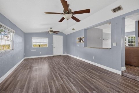 Villa ou maison à vendre à Palm Bay, Floride: 3 chambres, 157.93 m2 № 2435475 - photo 12