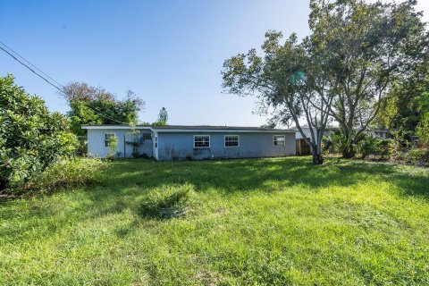 Villa ou maison à vendre à Palm Bay, Floride: 3 chambres, 157.93 m2 № 2435475 - photo 4