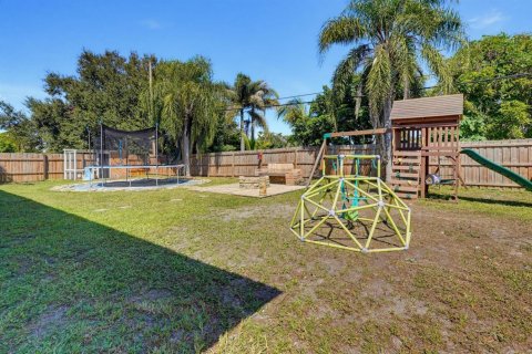House in Port St. Lucie, Florida 3 bedrooms, 136.94 sq.m. № 2389922 - photo 30