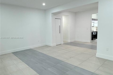 Condo in Miami Beach, Florida, 2 bedrooms № 2077639 - photo 2