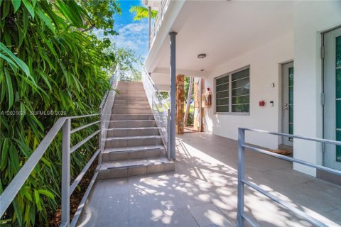 Condo in Miami Beach, Florida, 2 bedrooms № 2077639 - photo 24