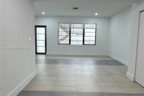 Condo in Miami Beach, Florida, 2 bedrooms № 2077639 - photo 11