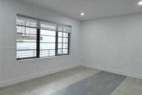 Condo in Miami Beach, Florida, 2 bedrooms № 2077639 - photo 3