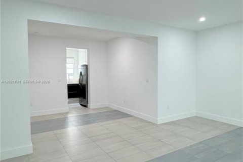 Condo in Miami Beach, Florida, 2 bedrooms № 2077639 - photo 4