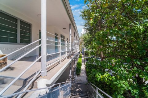 Condo in Miami Beach, Florida, 2 bedrooms № 2077639 - photo 23