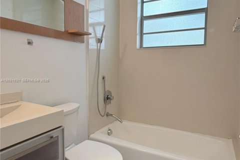 Condo in Miami Beach, Florida, 2 bedrooms № 2077639 - photo 12
