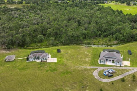 Купить виллу или дом в Гроувленд, Флорида 3 комнаты, 371.61м2, № 1855405 - фото 1