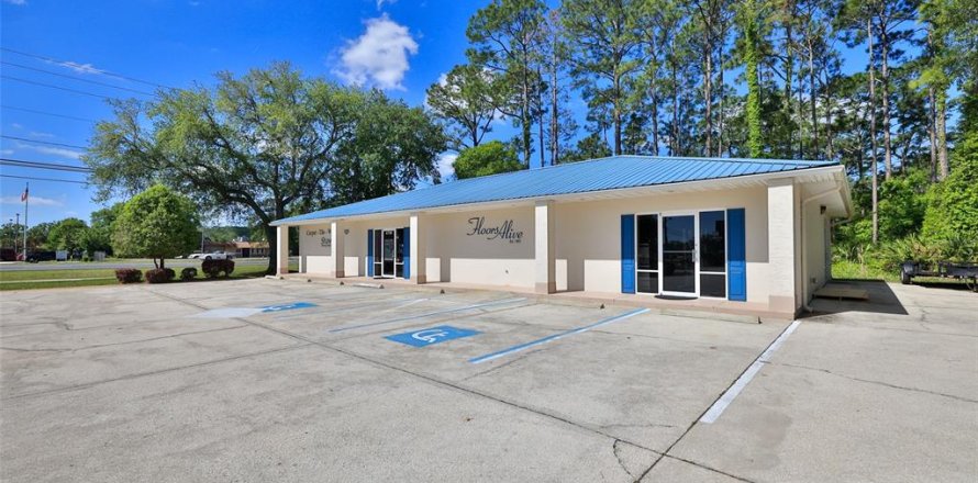 Commercial property in Bunnell, Florida 278.71 sq.m. № 2206419