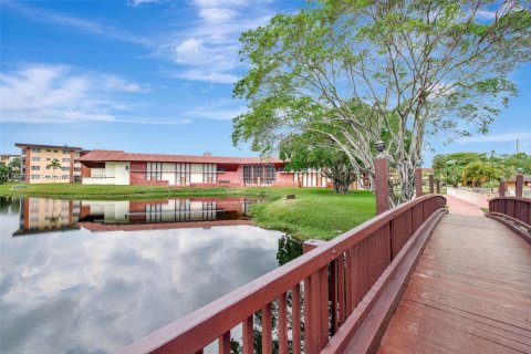 Condo in Lauderdale Lakes, Florida, 1 bedroom № 2261460 - photo 21
