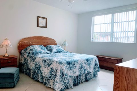 Condo in Lauderdale Lakes, Florida, 1 bedroom № 2261460 - photo 2