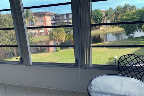 Condo in Lauderdale Lakes, Florida, 1 bedroom № 2261460 - photo 25