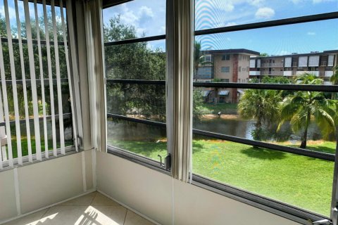 Condo in Lauderdale Lakes, Florida, 1 bedroom № 2261460 - photo 14