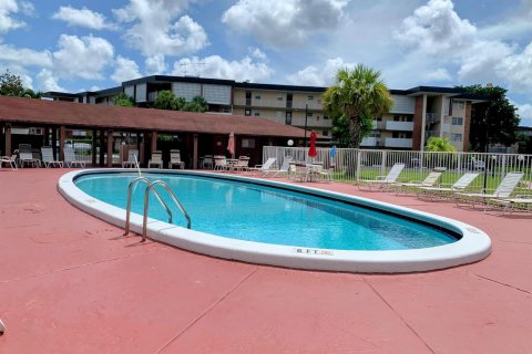 Condo in Lauderdale Lakes, Florida, 1 bedroom № 2261460 - photo 22