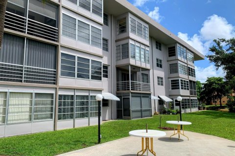 Condo in Lauderdale Lakes, Florida, 1 bedroom № 2261460 - photo 17