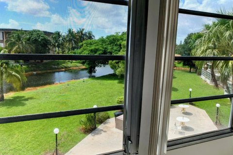Condo in Lauderdale Lakes, Florida, 1 bedroom № 2261460 - photo 3
