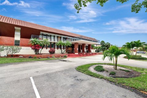 Condo in Lauderdale Lakes, Florida, 1 bedroom № 2261460 - photo 24