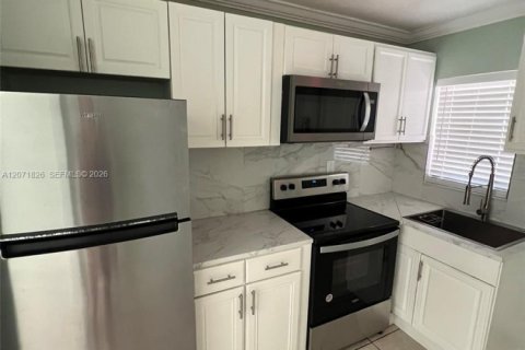 Villa ou maison à louer à Hollywood, Floride: 1 chambre, 74.32 m2 № 2303550 - photo 2