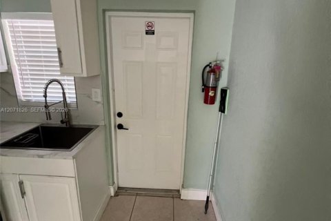 Villa ou maison à louer à Hollywood, Floride: 1 chambre, 74.32 m2 № 2303550 - photo 4