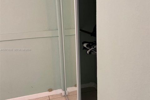 Villa ou maison à louer à Hollywood, Floride: 1 chambre, 74.32 m2 № 2303550 - photo 8