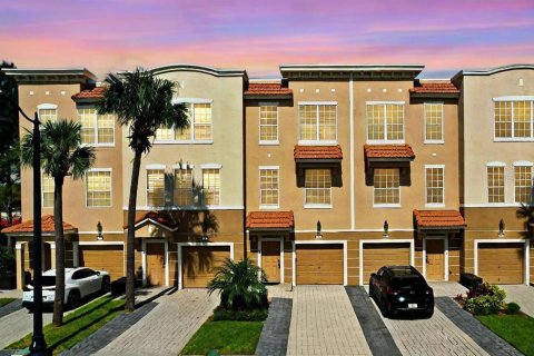 Townhouse in Orlando, Florida 3 bedrooms, 162.21 sq.m. № 1413380 - photo 1
