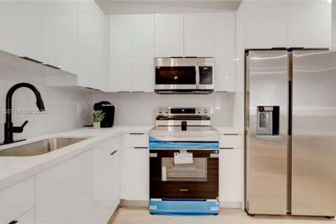 Casa en alquiler en Oakland Park, Florida, 4 dormitorios, 109.62 m2 № 2066127 - foto 2