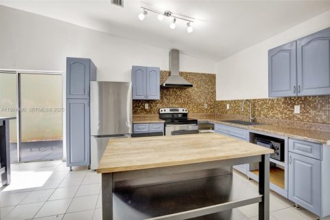 Villa ou maison à louer à Miami, Floride: 4 chambres, 163.04 m2 № 1982904 - photo 8