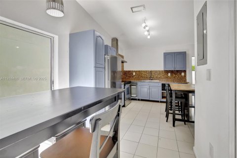 Villa ou maison à louer à Miami, Floride: 4 chambres, 163.04 m2 № 1982904 - photo 10