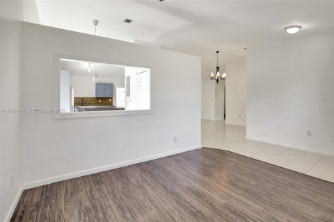 Villa ou maison à louer à Miami, Floride: 4 chambres, 163.04 m2 № 1982904 - photo 6