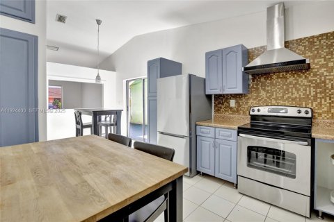 Villa ou maison à louer à Miami, Floride: 4 chambres, 163.04 m2 № 1982904 - photo 9