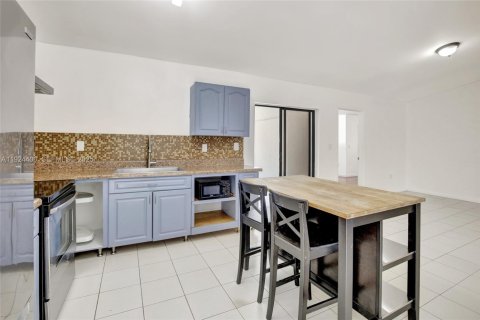 Villa ou maison à louer à Miami, Floride: 4 chambres, 163.04 m2 № 1982904 - photo 13