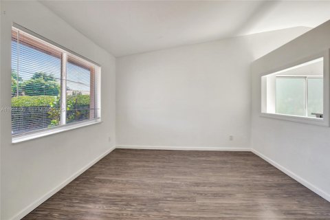 Villa ou maison à louer à Miami, Floride: 4 chambres, 163.04 m2 № 1982904 - photo 5