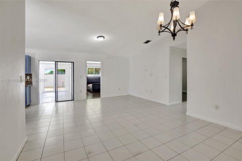 Villa ou maison à louer à Miami, Floride: 4 chambres, 163.04 m2 № 1982904 - photo 7