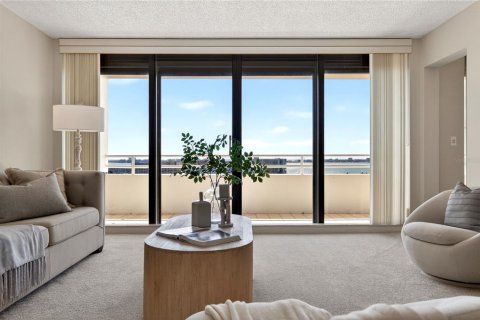 Condo in Gulfport, Florida, 2 bedrooms № 2113535 - photo 3