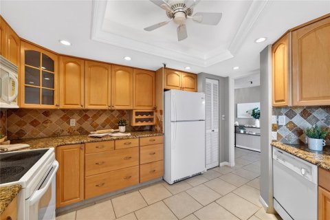Condo in Gulfport, Florida, 2 bedrooms № 2113535 - photo 18