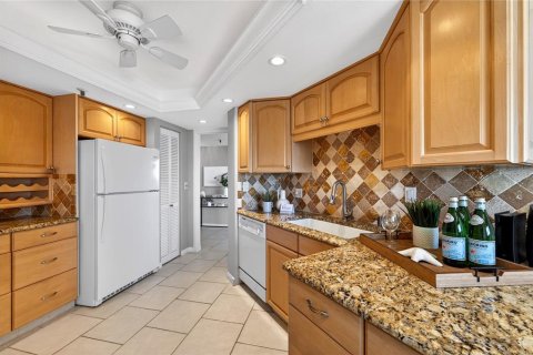 Condo in Gulfport, Florida, 2 bedrooms № 2113535 - photo 19