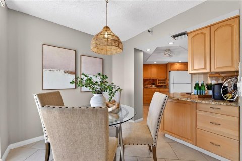 Condo in Gulfport, Florida, 2 bedrooms № 2113535 - photo 11