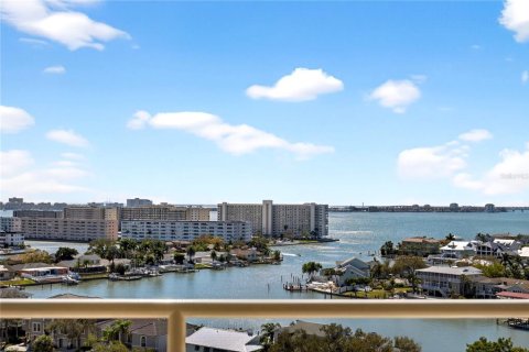 Condo in Gulfport, Florida, 2 bedrooms № 2113535 - photo 8