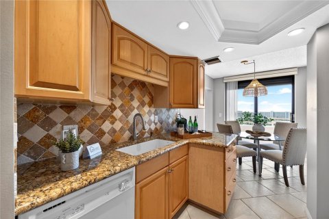 Condo in Gulfport, Florida, 2 bedrooms № 2113535 - photo 14