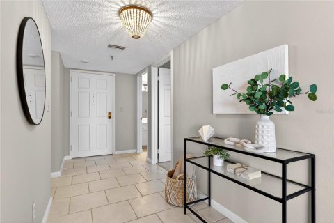 Condo in Gulfport, Florida, 2 bedrooms № 2113535 - photo 6
