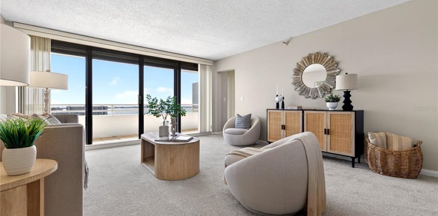 Condo in Gulfport, Florida, 2 bedrooms № 2113535